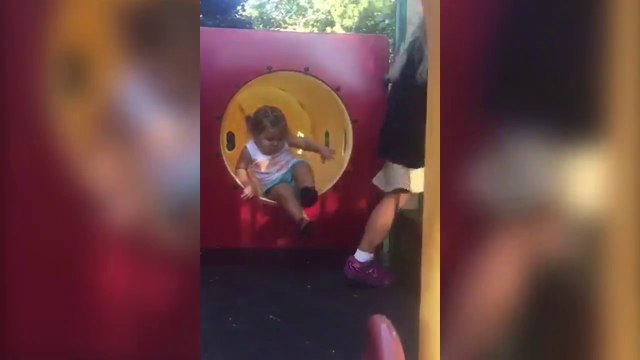 Mais il est cassé ce toboggan??? Ahaha trop mignon