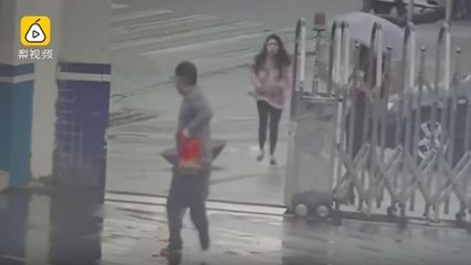 Régis fait un vol à l'arraché !!