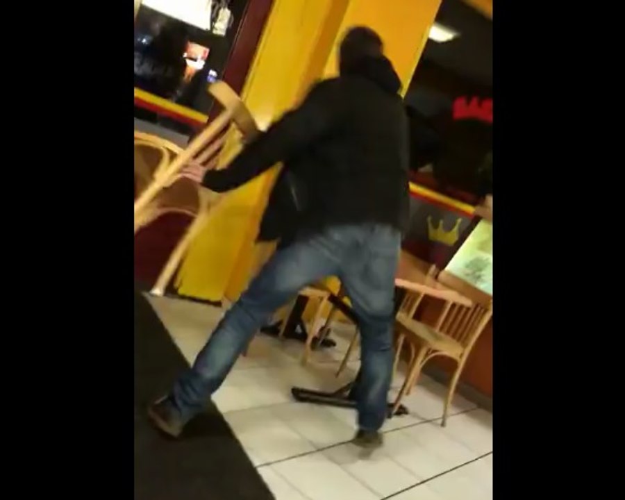 Deux clients ivres balancent des chaises sur des employés d’un restaurant et se font bien calmer !!!
