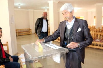 Batmanlı Muhtar, Türkiye'nin Tek Seçmenli Sandığında Oyunu Kullandı
