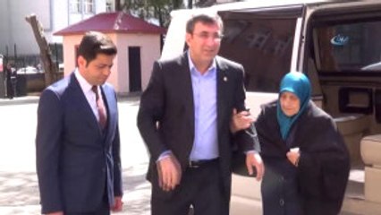 Ak Partili Yılmaz, Oyunu Annesiyle Birlikte Kullandı