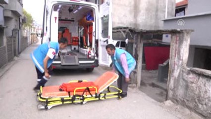 Yaşlı Kadın Hasta Nakil Aracıyla Oy Kullanmaya Geldi