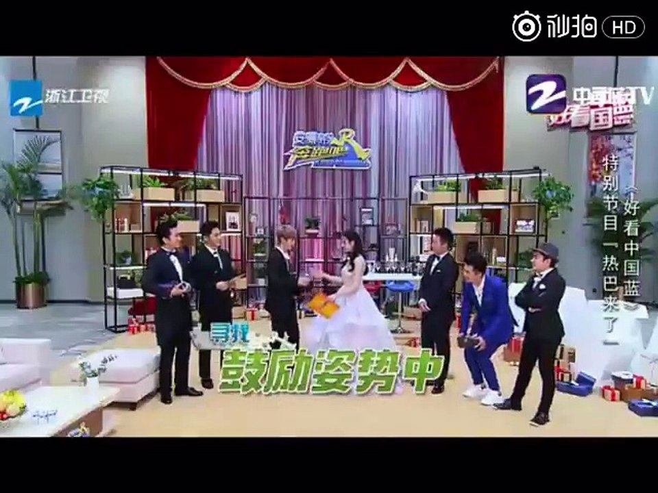 27 tuổi đầu, Luhan ôm cổ vũ Địch Lệ Nhiệt Ba mà như... đi đánh trận