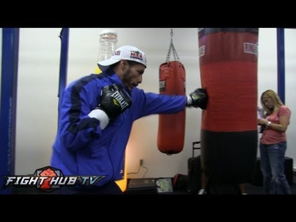 Abner Mares vs. Jhonny Gonzalez: Gonzalez bag work & shadow boxing