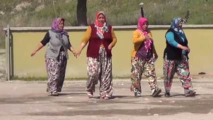 Yöresel Kıyafetlerle Sandıkta Oy Kullandılar