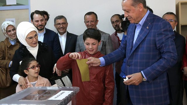Στις κάλπες 55 εκατ. τούρκοι ψηφοφόροι για το κρίσιμο δημοψήφισμα