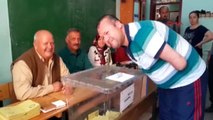 Antalya Kolları Olmayan Engelli Ağzıyla Oy Attı