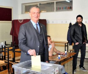 'Evet Oyu Verenleri Denize Dökeceğiz' Diyen Hüsnü Bozkurt Oy Kullanmaya Korumalarla Gitti