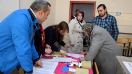 Yaşlı Kadının Oy Kullanmasına Polis Yardım Etti