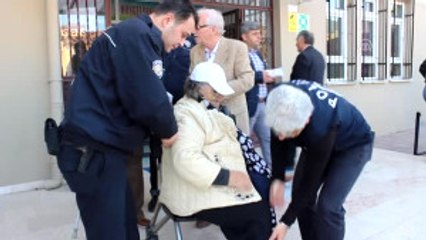 Felçli Hasta Nakil Aracıyla Oy Kullanmaya Geldi