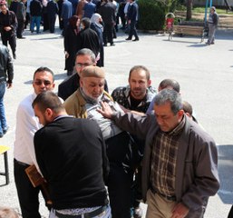 150 Kiloluk Yaşlı Adam Sıra Üstünde Sandık Başına Götürüldü