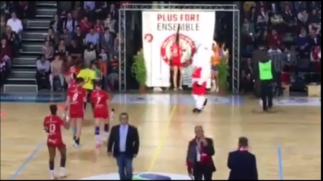 Vidéo 1 haie d'honneur à l'Acclameur avant le match Celles sur belle contre Issy Paris