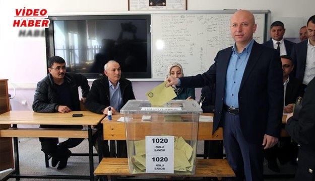 (16 NİSAN 2017) ÇOLAKBAYRAKDAR ÇİFTİ, OYLARINI ÖZDERİCİ KIZ ANADOLU İMAM HATİP LİSESİ’NDE KULLANDI