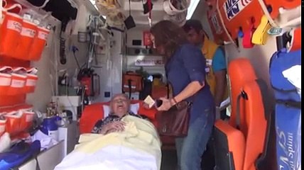 Ünlü oyuncunun kayınvalidesi oy kullanmaya ambulansla geldi