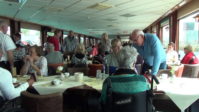 Wethouder Hamerslag zwaait MS Marlina met leden jubilerende A.S.V.P. uit / Spijkenisse 2017