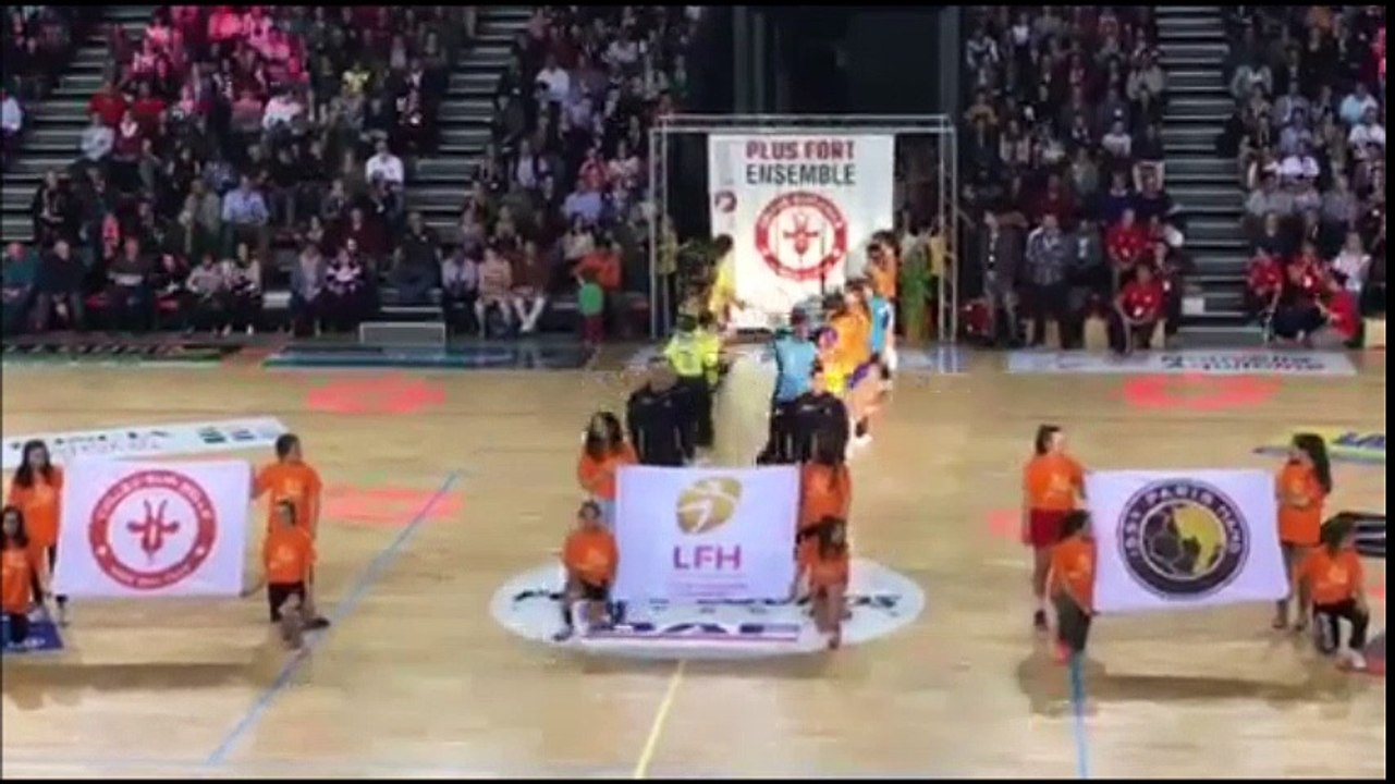 Vidéo 2 entrée et annonce des joueuses de Celles sur belle et Issy Paris avec la haie d'honneur.