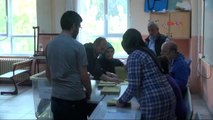 Istanbul'da Ilk Sandıklar Açıldı; Oy Sayım Işlemi Başladı