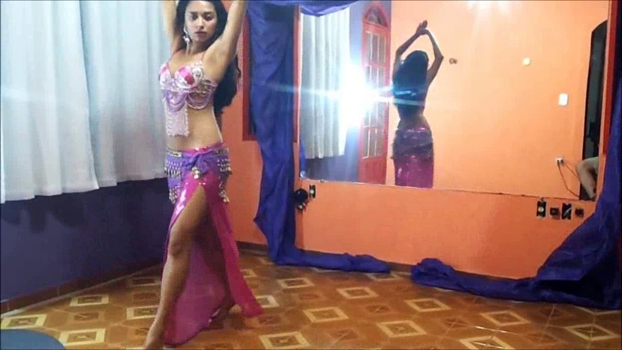 Evde harika çiftetelli oynayan kız