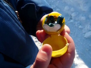 ЭКСПЕРИМЕНТ: ДАВИМ Киндер Сюрприз машиной.Смотрим что произошло с Kinder surprise.