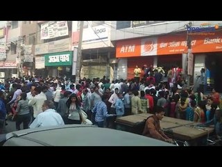 Video herunterladen: Bank ATMs reopen after demonetisation, witness long queues, Watch Video | Oneindia News