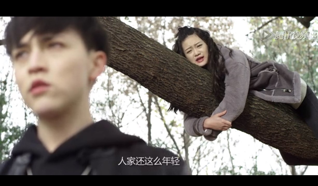 战斗不忘撩妹，男主英雄救美公主抱！