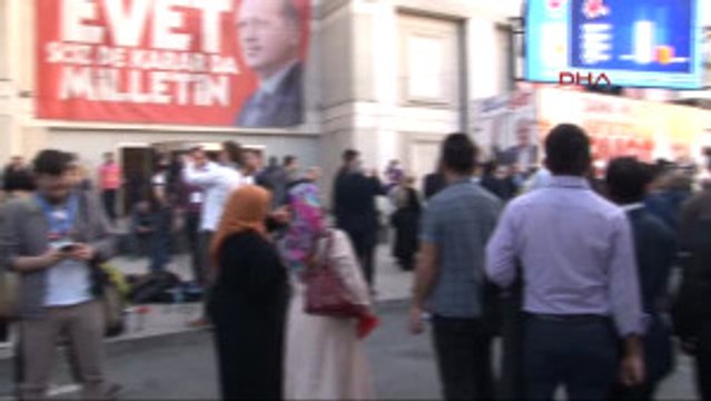 AK Parti Önünde Mehter Marşlı Kutlama Başladı