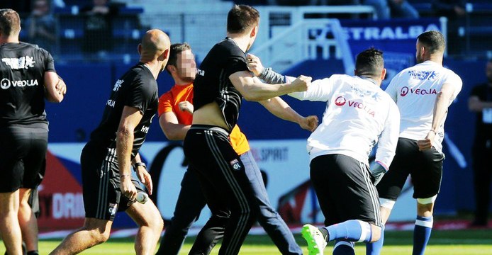 Bastia-Lyon: Les images de supporters bastiais attaquent les joueurs lyonnais