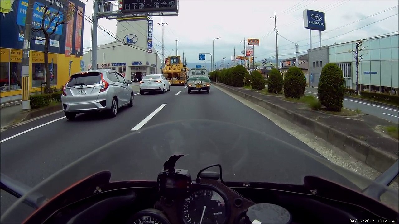 信号待ちの車列に大型トレーラーがいて救急車が進めない、こんな時サイレンの音量下げるのは1分1秒を争うような救急搬送ではないから？　ドライブレコーダー　gitup git2