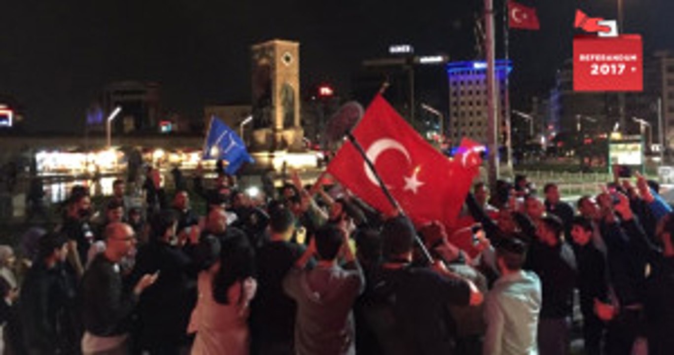 "Evet" Kararı Sonrası Vatandaşlar Meydanları Doldurdu