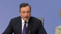 ¡Activista lanza confetti y papeles a Draghi!