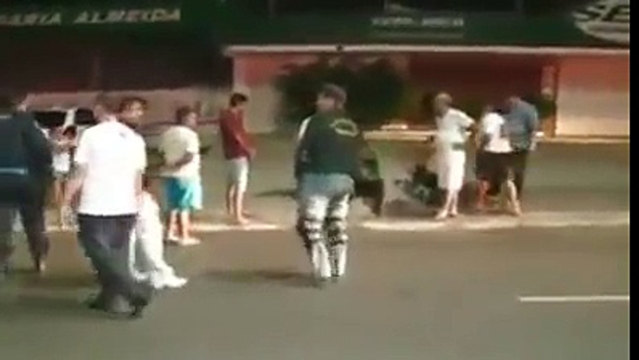 Moto fica pendurada no poste de energia!