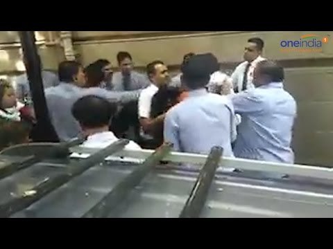 Tata Sons security guards beat up journalists outside Bombay House, Watch Video | Oneindia News
