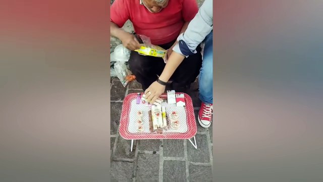 Ce vieillard essaye de vendre des bonbons...Un inconnu va le faire fondre en larmes !