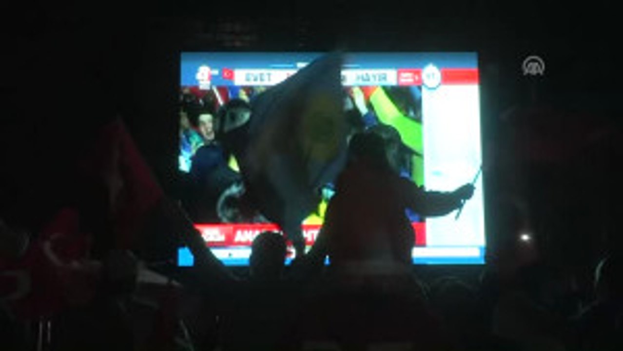 Anayasa Değişikliği Halk Oylaması - Vatandaşların Sevinç Gösterileri