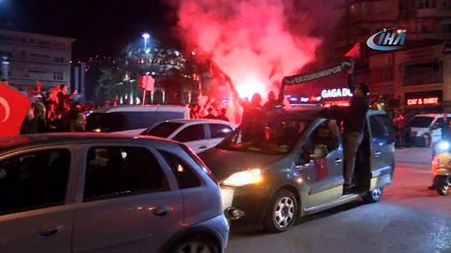 Bursa'da referandum sonucunu davul zurna ile kutladılar