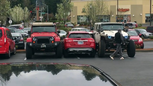 Il s'est mal garé, deux Jeep vont lui faire la leçon
