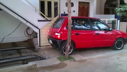 ¡El arte de meter tu coche debajo de las escaleras de tu casa!