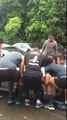 Des rugbymen déplacent une voiture à main-nue