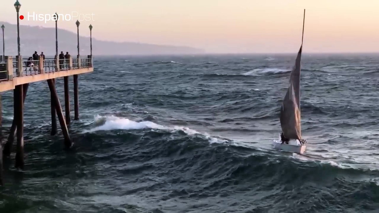 Una ola hizo trizas a un velero contra un muelle