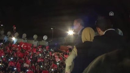 Video herunterladen: Cumhurbaşkanı Erdoğan, Huber Köşkü Önünde Halka Hitap Etti