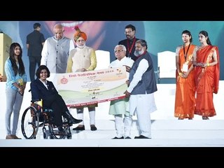 Tải video: PM Modi felicitates Deepa Malik with cash award of Rs 4 crore, Watch Video | Oneindia News