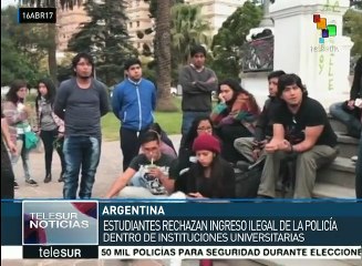 Rechazan estudiantes argentinos irrupción de policías en Universidad
