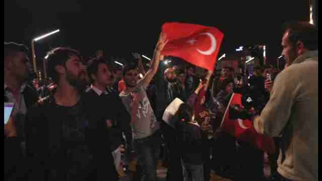 Gana el "sí" al sistema presidencial de Turquía, pero la oposición impugnará