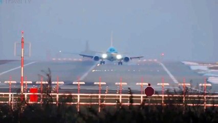 Düşmekten son anda kurtulan uçaklar