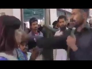 Pakistani anchor slapped by cop on Live TV , Watch video | Oneindia News