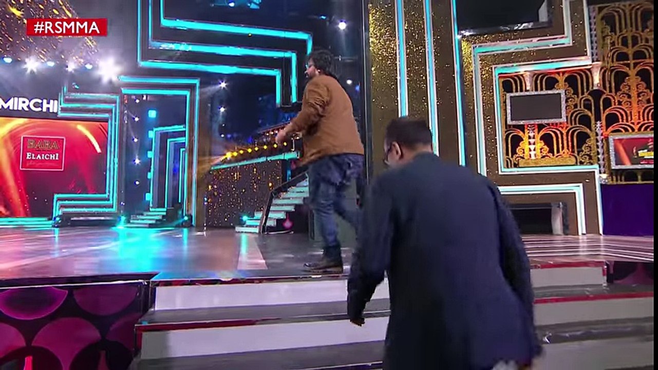 Ae Dil Hai Mushkil medley with Arijit Singh & Jonita Gandhi at Mirchi Music Awards - #RSMMA - YouTube