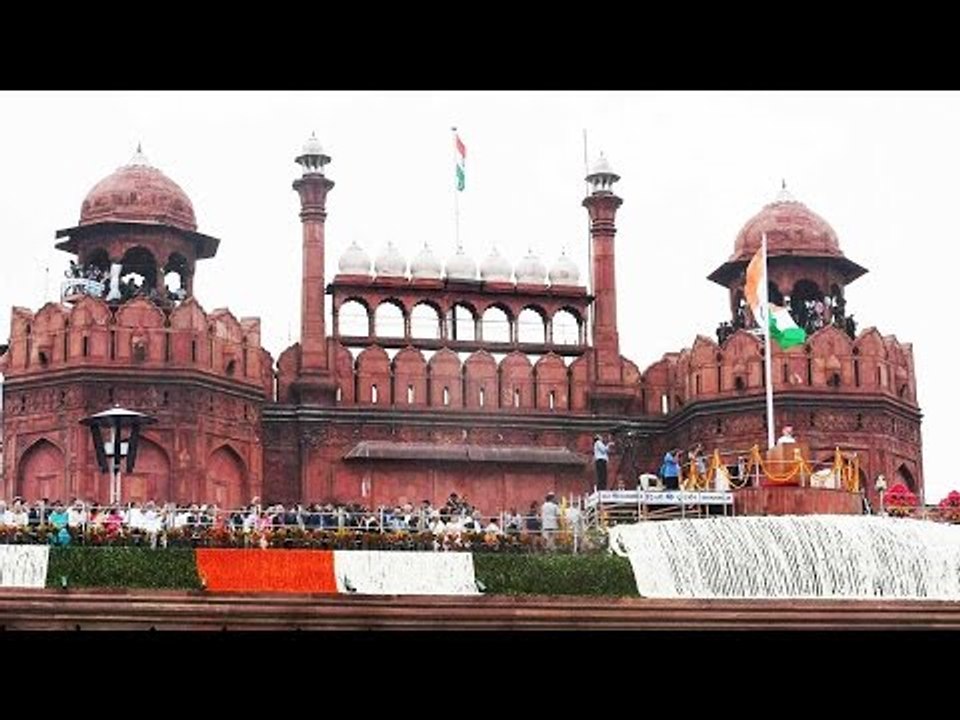 NSG commandos deployed at Red Fort following terror threat | Oneindia News
