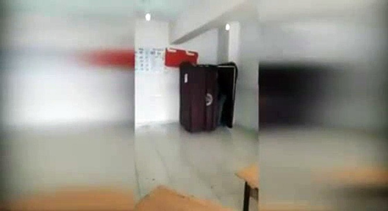 AKPli Muhtar seçmenle birlikte oy kabinine girdi -
