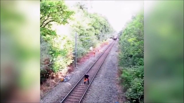 Un gars au milieu d'une voie ferrée sauvé de justesse par un ouvrier!