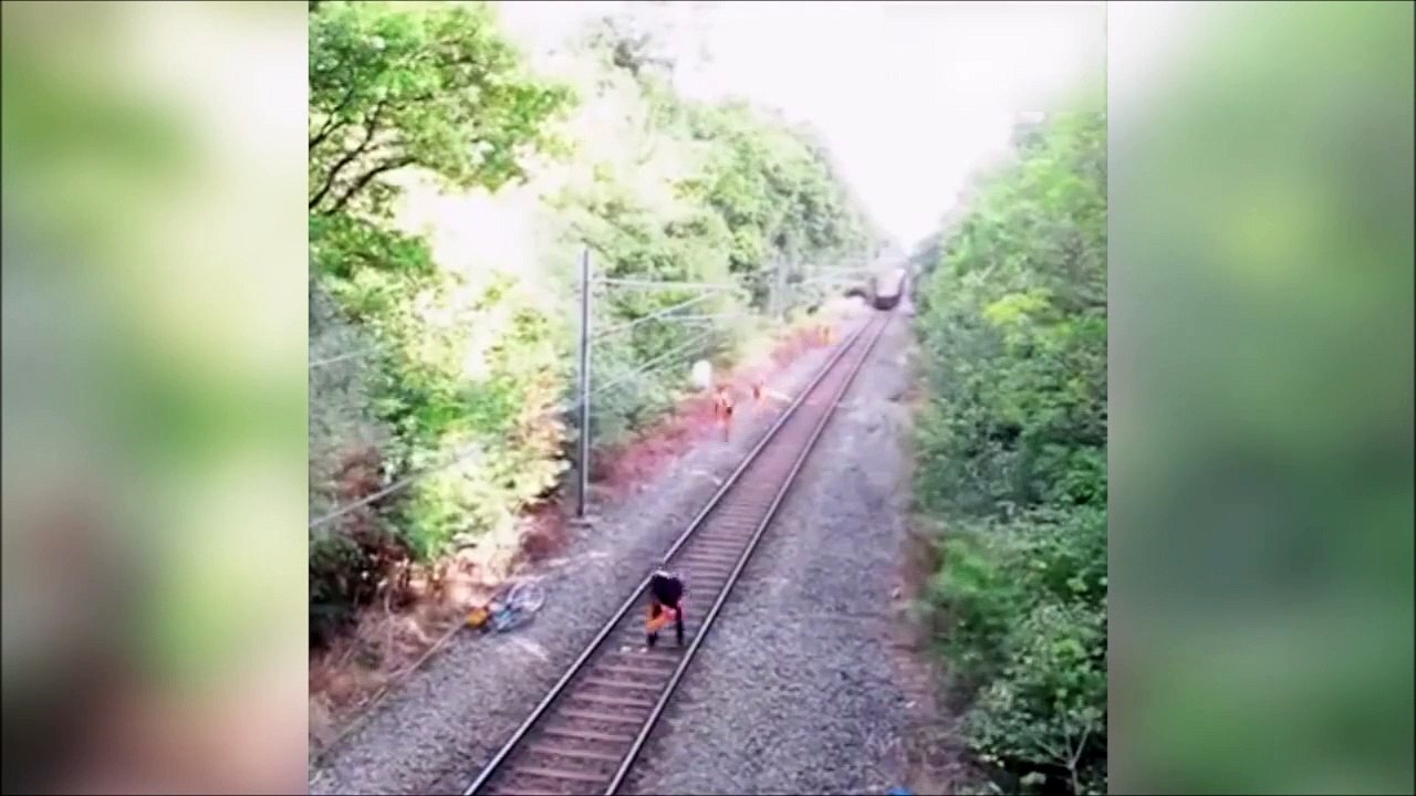 Un gars au milieu d'une voie ferrée sauvé de justesse par un ouvrier!